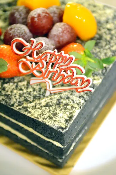 Velas de aniversário felizes no bolo de chocolate — Fotografia de Stock