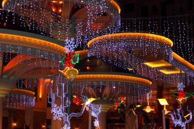 Noel için ışıklı sokak