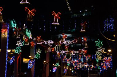 Noel için ışıklı sokak