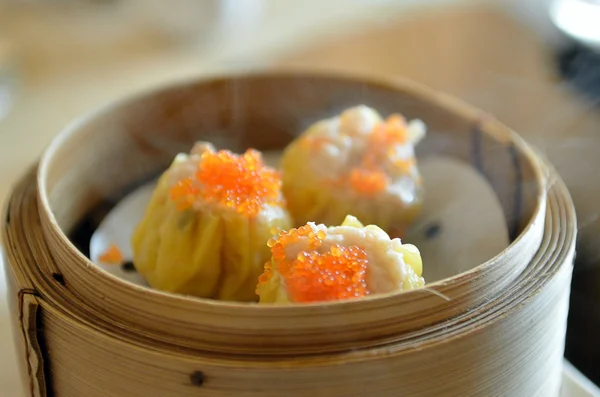 在竹篓的中国流的饺子 — 图库照片