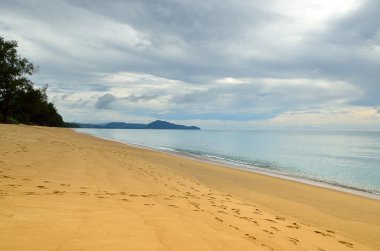 Mai khao beach, Phuket, Tayland, mavi gökyüzü ile güzel bir plaj