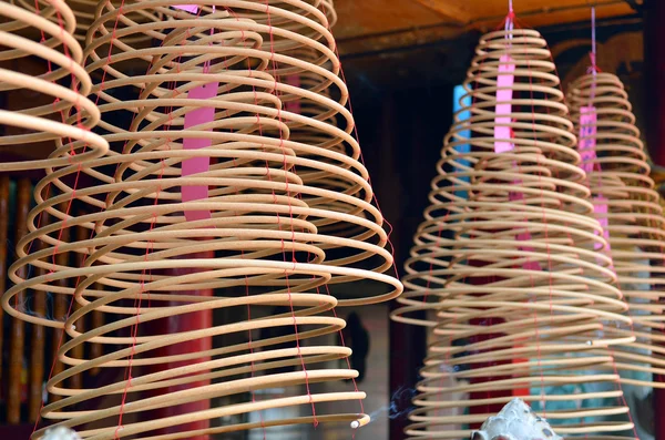 Inciensos circulares en templo chino — Foto de Stock