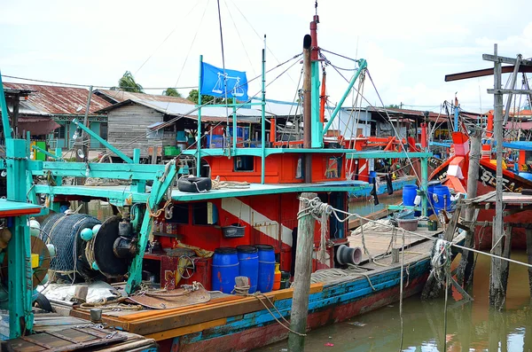 Colorido barco de pesca chino descansando en un pueblo de pescadores chinos Sekinchan, Malasia —  Fotos de Stock