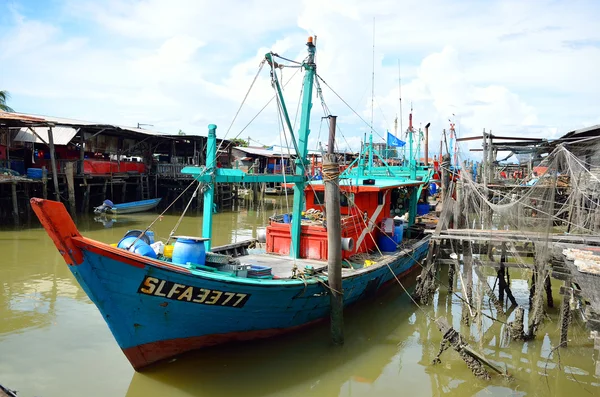 Farbenfrohes chinesisches Fischerboot ruht in einem chinesischen Fischerdorf - sekinchan, Malaysia — Stockfoto