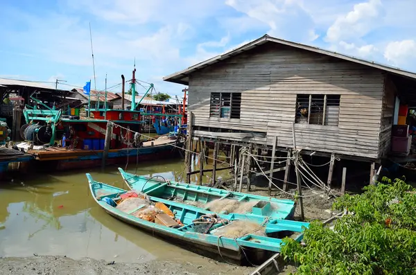 Colorido barco de pesca chino descansando en un pueblo de pescadores chinos Sekinchan, Malasia —  Fotos de Stock