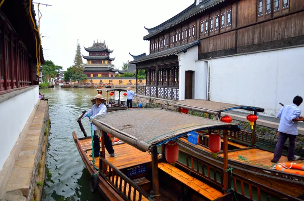 Desa tua oleh sungai di Shanghai dengan perahu — Stok Foto