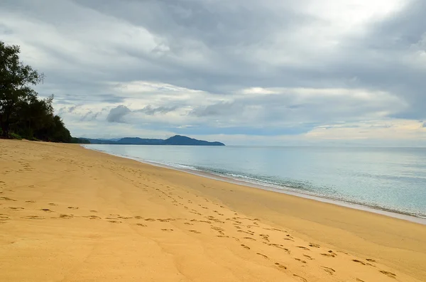 Hermosa playa con cielo azul en la playa de Mai khao, Phuket, Tailandia — Foto de Stock