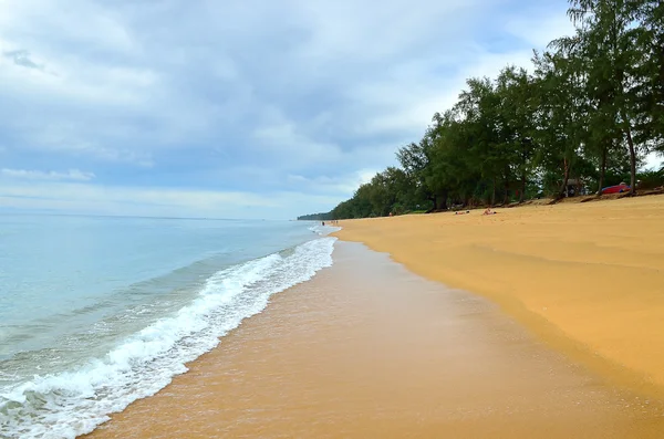 Nádherná pláž s modrou oblohou v Mai khao beach, Phuket, Thajsko — Stock fotografie