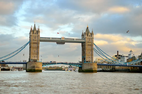 Tower Bridge in London, Großbritannien — Stockfoto