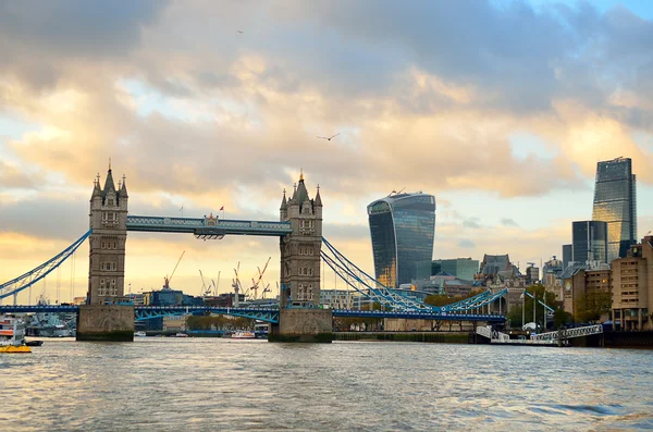 Tower Bridge in London, Großbritannien — Stockfoto