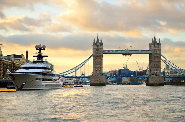 Tower Bridge en Londres, Reino Unido — Foto de Stock