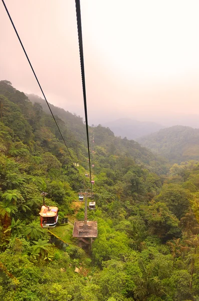 Teleférico transportando pasajeros arriba y abajo de la montaña — Foto de Stock