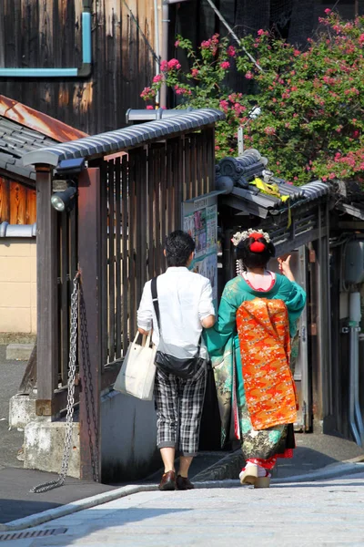 Maiko andando em uma rua (Kyoto, Japão ) — Fotografia de Stock