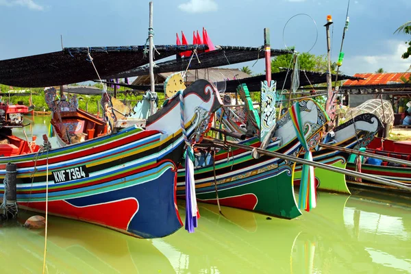 Die maritimen Aushängeschilder von Bangau. buntes Muster traditioneller Fischerboote in Kelantan, Malaysia — Stockfoto