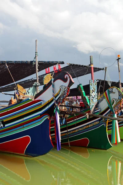 The Bangau Maritime Figureheads. Patrón colorido de barcos pesqueros tradicionales en Kelantan, Malasia — Foto de Stock