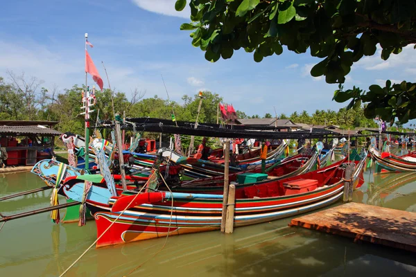 Bangau maritima galjonsfigurer. Färgglada mönster av traditionella fiskare båtar i Kelantan, Malaysia — Stockfoto