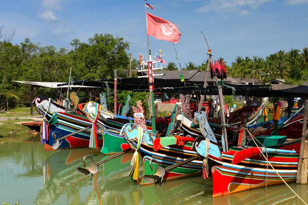The Bangau Maritime Figureheads. Patrón colorido de barcos pesqueros tradicionales en Kelantan, Malasia —  Fotos de Stock