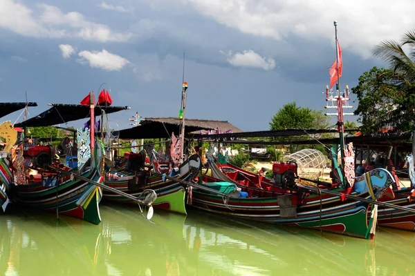 Os Cabeças Marítimas de Bangau. Padrão colorido de barcos de pesca tradicionais em Kelantan, Malásia — Fotografia de Stock