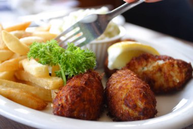 ekmekli scampi kuyrukları salata yaprakları ile