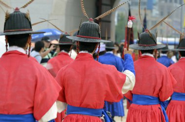 Satır eski royal residence, Seoul, Güney Kore eski geleneksel asker üniformalı silahlı Muhafız