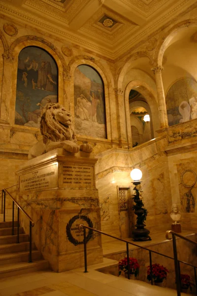 보스턴 공공 도서관은 미국에서 가장 큰 시립 공공 도서관 시스템 중 하나입니다. — 스톡 사진
