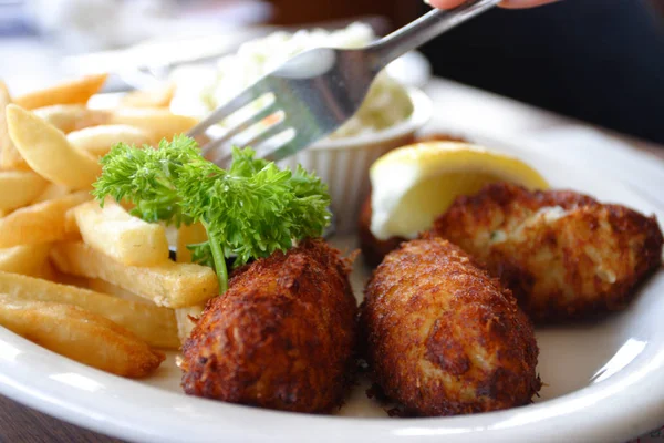 Caudas de scampi empanadas com folhas de salada — Fotografia de Stock