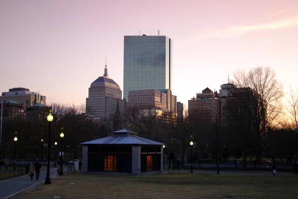 Edificio e skyline nel centro di Boston — Foto Stock