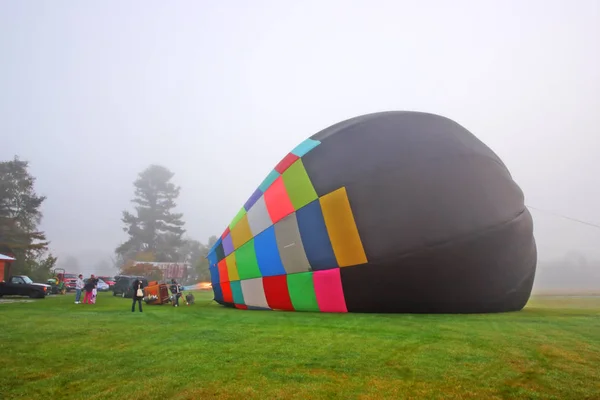 Balões coloridos de ar quente que se preparam para o voo em Vermont — Fotografia de Stock