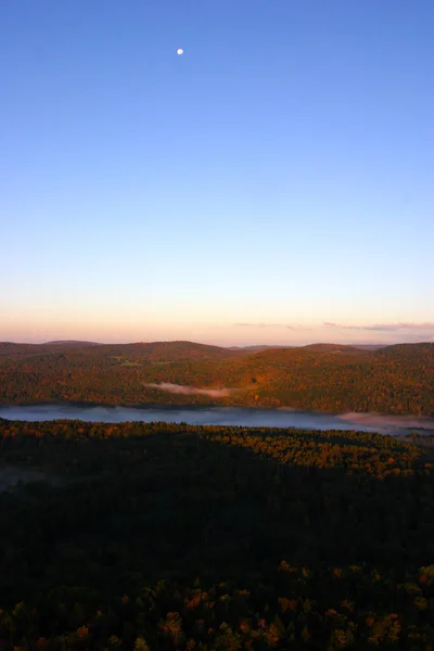 En Flygfoto över en luftballong sväva över sidan Vermont land — Stockfoto