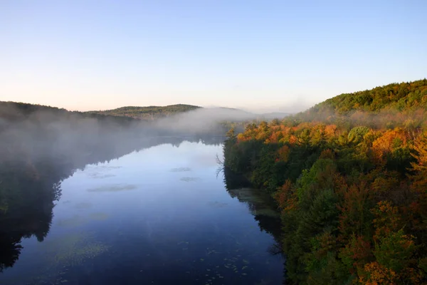 En Flygfoto över en luftballong sväva över sidan Vermont land — Stockfoto