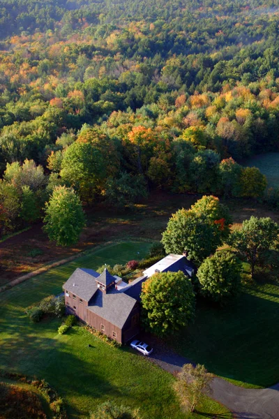 Uma vista aérea de um balão de ar quente flutuando sobre o lado do país de Vermont — Fotografia de Stock