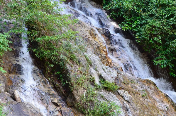 Cachoeira em uma selva tropical malaia — Fotografia de Stock