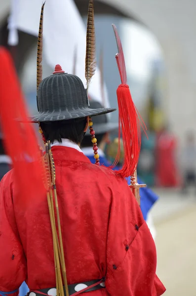 Fila de guardas armados em uniformes de soldados tradicionais antigos na antiga residência real, Seul, Coreia do Sul — Fotografia de Stock