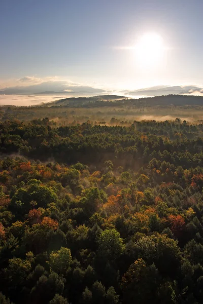 En Flygfoto över en luftballong sväva över sidan Vermont land — Stockfoto