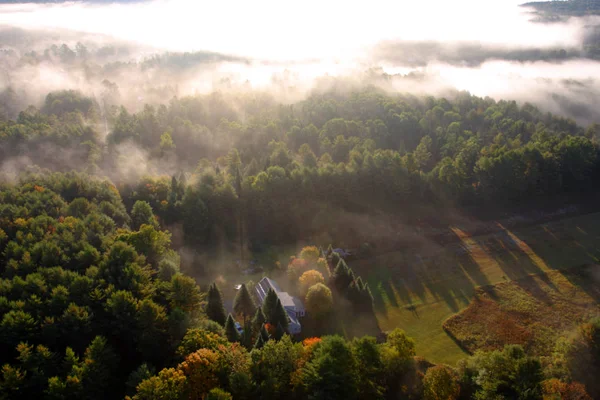 Letecký pohled na horkovzdušném balónu plovoucí prostřednictvím Vermont země straně — Stock fotografie