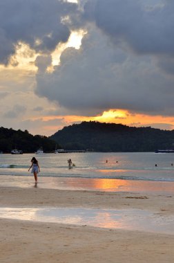 gün batımında patong beach, phuket, Tayland