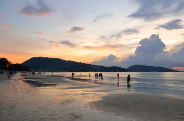 gün batımında patong beach, phuket, Tayland
