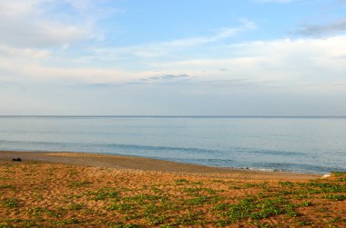 Mai khao beach, Phuket, Tayland, mavi gökyüzü ile güzel bir plaj