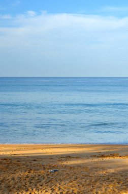 Mai khao beach, Phuket, Tayland, mavi gökyüzü ile güzel bir plaj