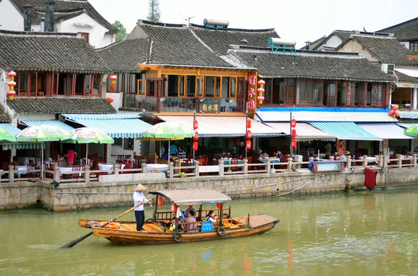 Velha aldeia por rio em Xangai com barco — Fotografia de Stock
