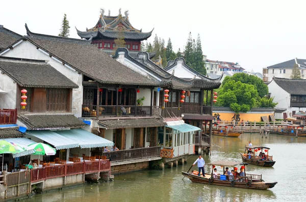 Старая деревня на реке в Шанхае с лодкой — стоковое фото