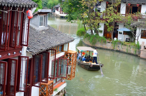 Antiguo pueblo por río en Shanghai con barco —  Fotos de Stock