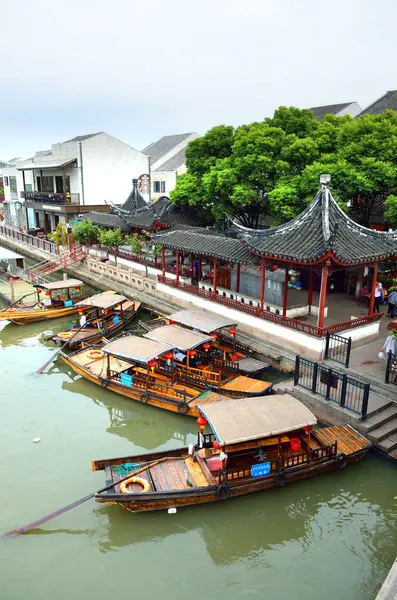 Vieux village par rivière à Shanghai avec bateau — Photo