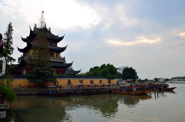 Vecchio villaggio lungo il fiume a Shanghai con la barca — Foto Stock