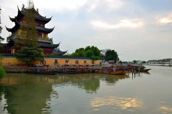 Altes Dorf am Fluss in Shanghai mit Boot — Stockfoto