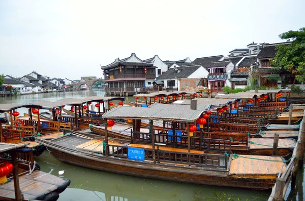 Старая деревня на реке в Шанхае с лодкой — стоковое фото
