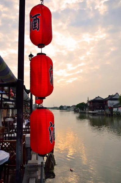 Antiguo pueblo por río en Shanghai con barco —  Fotos de Stock