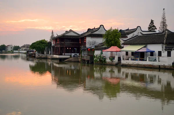 Oude dorp door rivier in shanghai met boot — Stockfoto