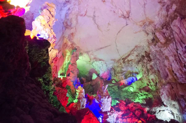 Beautiful illuminated multicolored stalactites from karst Reed Flute cave. Guilin Guangxi China — Stock Photo, Image