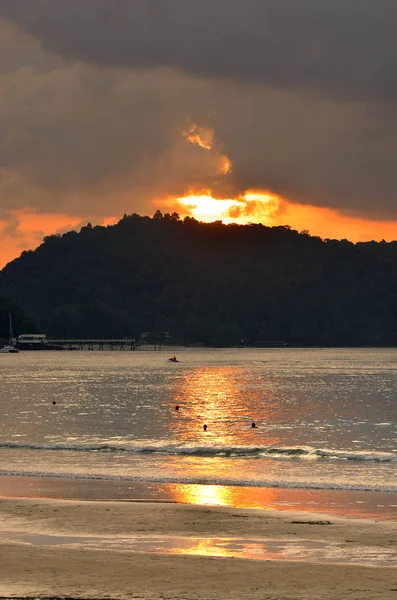 Zachód słońca na plaży patong, phuket, Tajlandia — Zdjęcie stockowe